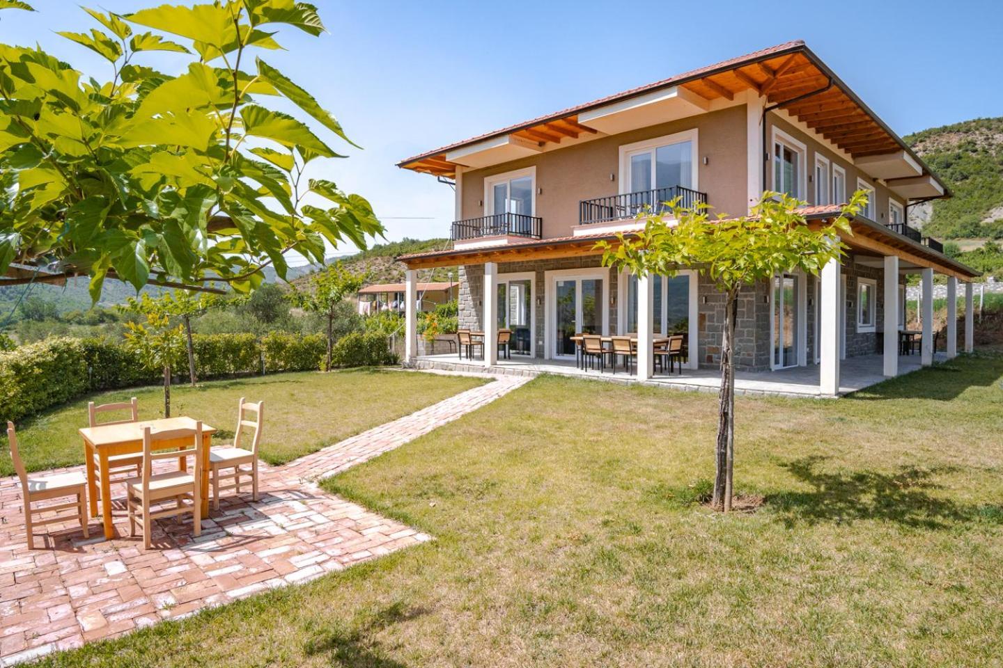 Villa Bujtina Lumo & Pool à Përmet Extérieur photo